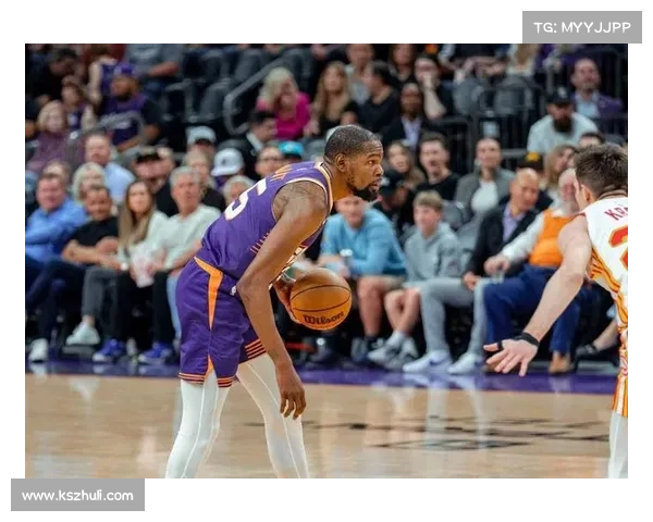 布克关键时刻高效得分助力球队逆袭展现领袖风采